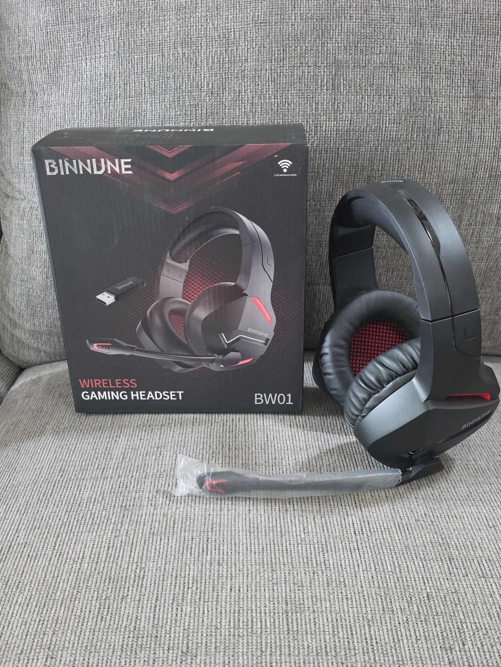 Binnune Black and Red Wireless Gaming Headset BW01, New In Box.
